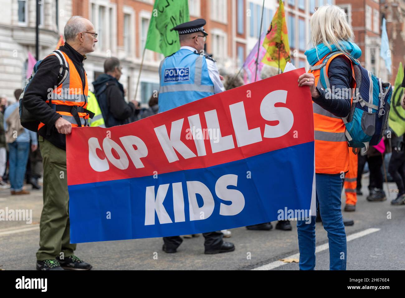 COP-Demonstranten blockieren die Route der Lord Mayor's Show, Parade, Prozession, London, Großbritannien. Klimawandel, Protest gegen die globale Erwärmung. Polizist Stockfoto