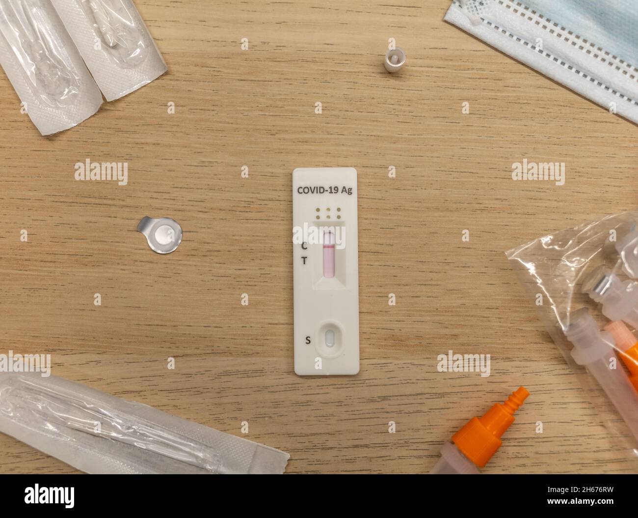 Rapid Antigen Covid-Selbsttest-Kit auf dem Tisch Stockfoto