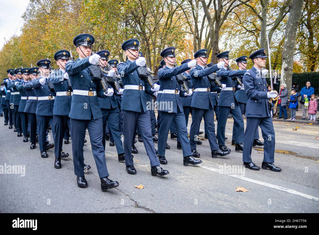 RAF-Regiment, DAS FARBGESCHWADER DER KÖNIGIN, königliche LUFTWAFFE bei der Lord Mayor's Show, Parade-Prozession am Victoria Embankment vorbei. Streitkräfte Stockfoto