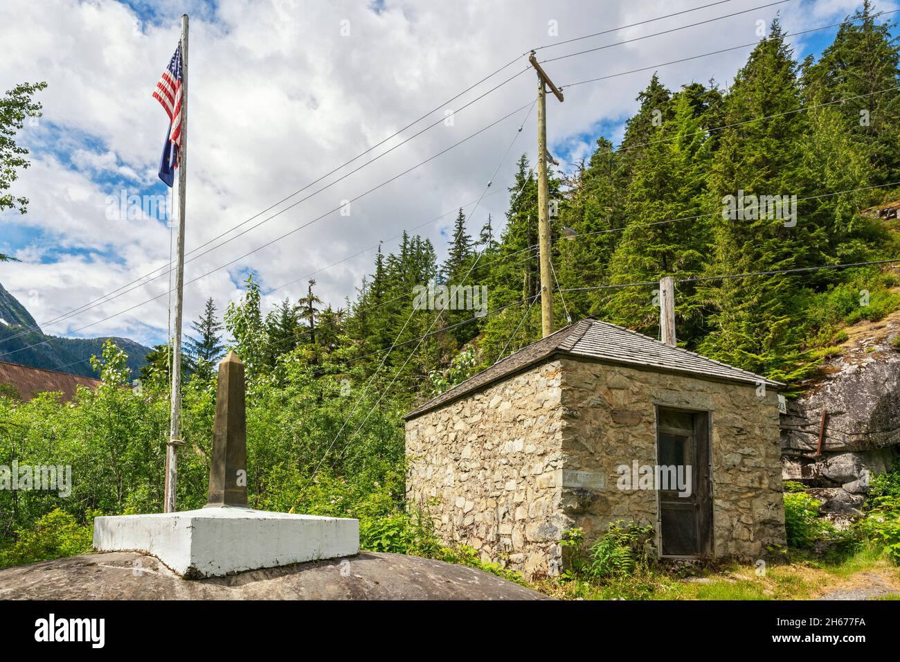 USA, Alaska, Hyder, historische Grenzstation, Obelisk markiert Grenze zu Kanada Stockfoto