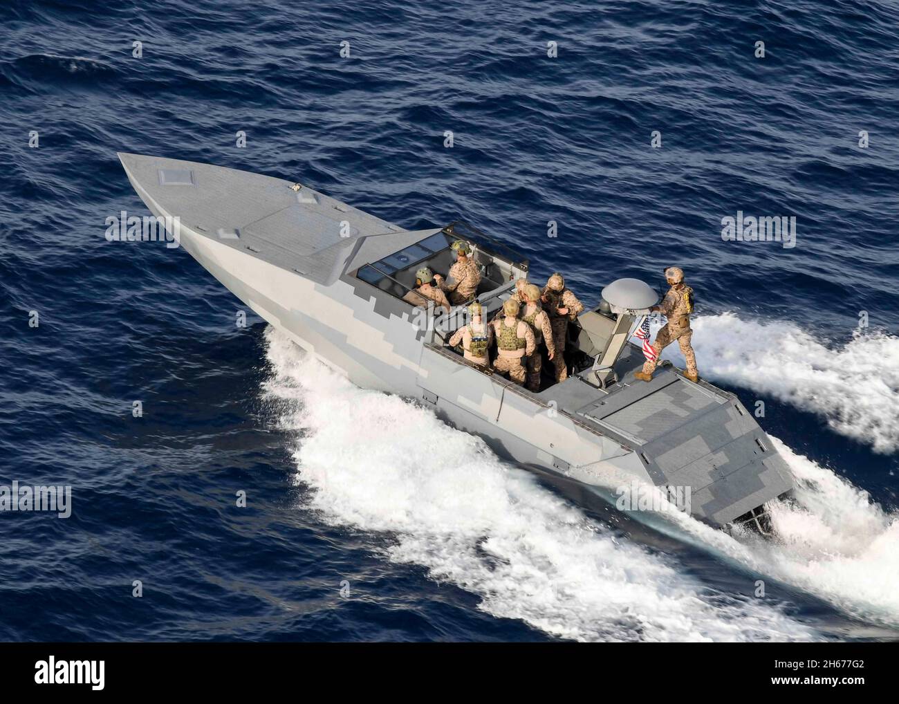 Mittelmeer, Vereinigte Staaten. 26. Mai 2021. Eine US-Navy VERSIEGELT Kampfboote, die dem Special Boat Team Twenty zugewiesen wurden, rast entlang der Expeditionary Sea Base USS Hershel Woody Williams am 26. Mai 2021 im Mittelmeer. Kredit: MC2 Eric Coffer/U.S. Navy/Alamy Live News Stockfoto