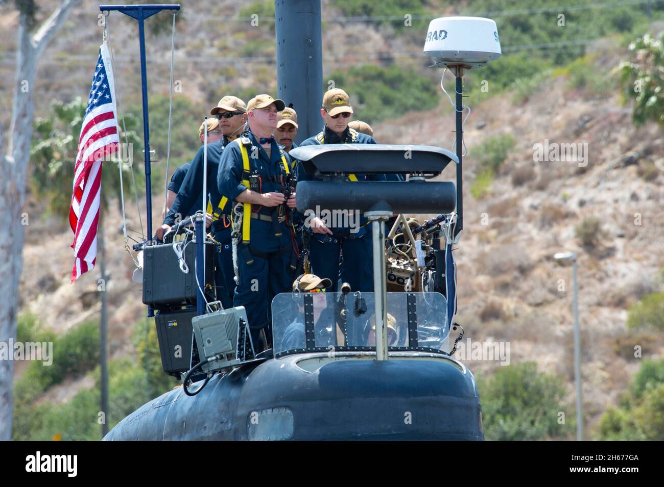 San Diego, Usa. 15. Juni 2021. Die Matrosen der US-Marine befinden sich auf dem Turm des Schnellangriffs-U-Bootes USS Hampton der Los Angeles-Klasse, als es am 15. Juni 2021 den Marinestützpunkt Port Loma in San Diego, Kalifornien, verlässt. Kredit: MC2 Thomas Gooley/U.S. Navy/Alamy Live News Stockfoto