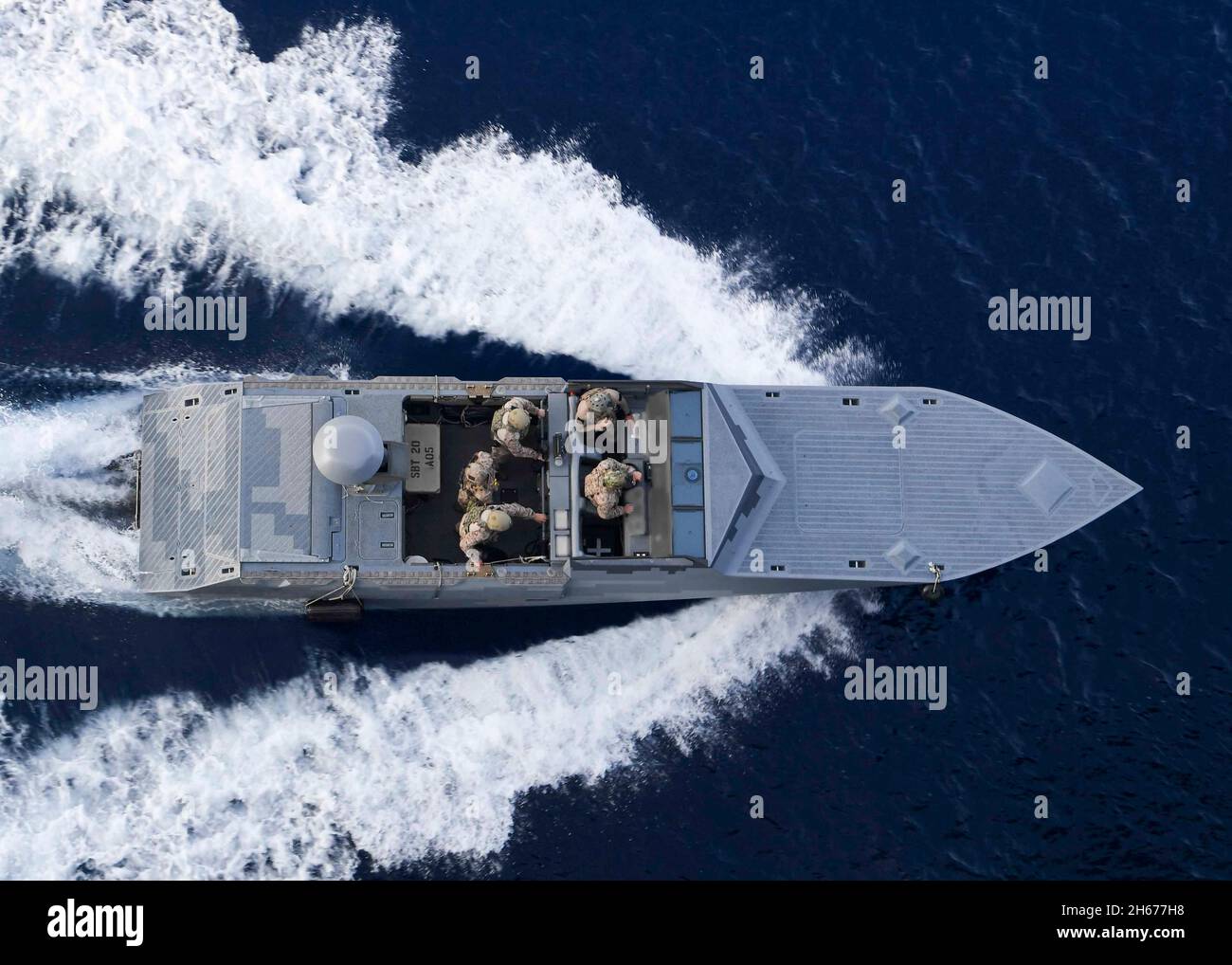 Mittelmeer, Vereinigte Staaten. 26. Mai 2021. Eine US-Navy VERSIEGELT Kampfboote, die dem Special Boat Team Twenty zugewiesen wurden, rast entlang der Expeditionary Sea Base USS Hershel Woody Williams am 26. Mai 2021 im Mittelmeer. Kredit: MC2 Eric Coffer/U.S. Navy/Alamy Live News Stockfoto