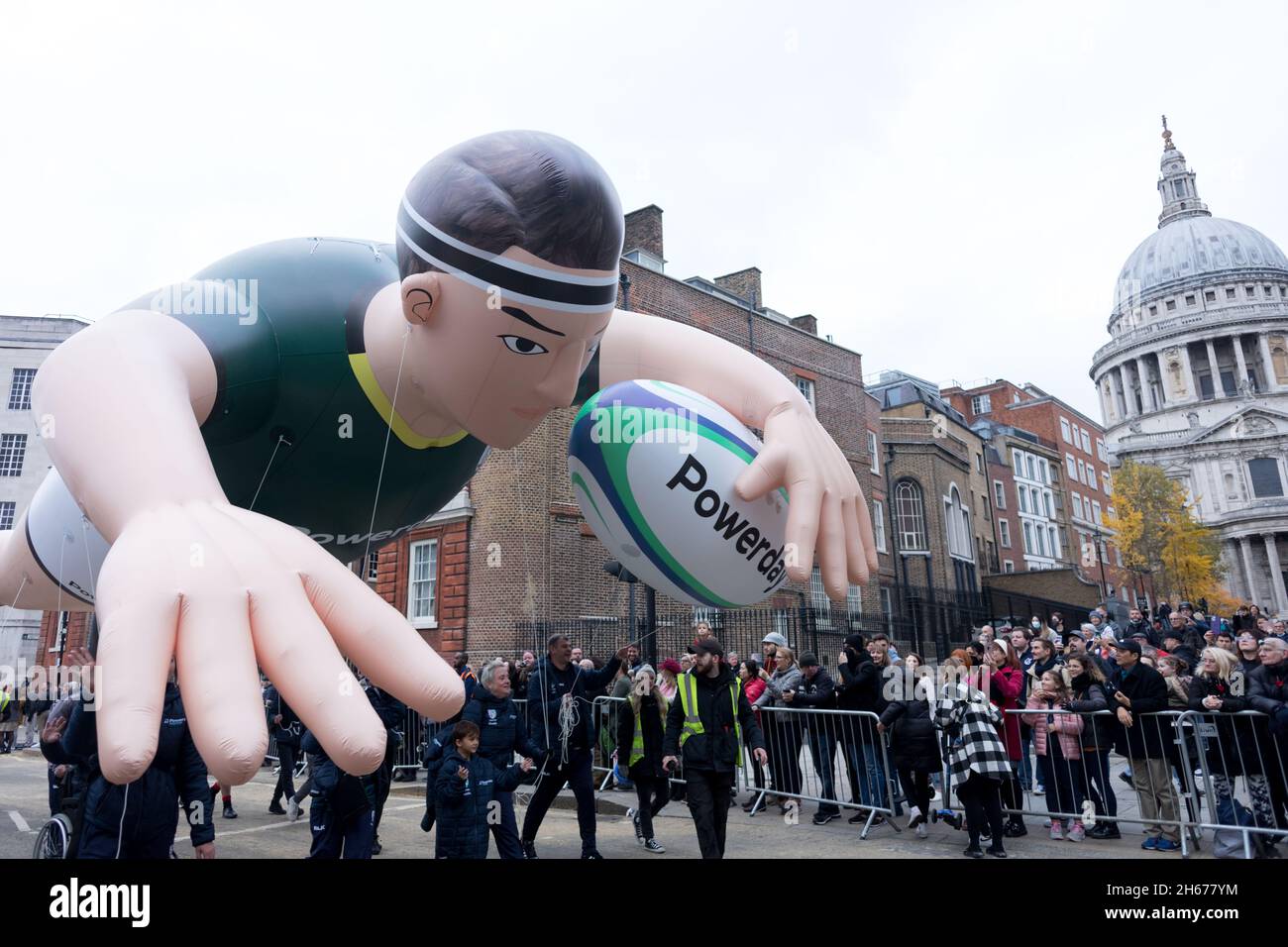 Ein riesiger Rugby-Spieler-Ballon, der von Mitgliedern des Powerday während der Parade angehoben wurde.die Lord Mayor's Show stammt aus dem frühen 13. Jahrhundert, als König John der City of London vorschnell erlaubte, einen eigenen Bürgermeister zu ernennen. Jedes Jahr führt der neu gewählte Bürgermeister in einer goldenen Kutsche durch die Stadt, um der Krone Treue zu schwören. In diesem Jahr wurde Alderman Vincent Keaveny zum 693. Oberbürgermeister der City of London gewählt. Die Parade ging vom Tempel aus weiter und marschierte zurück zum Herrenhaus durch St. Paul's. (Foto von Belinda Jiao/SOPA Images/Sipa USA) Stockfoto