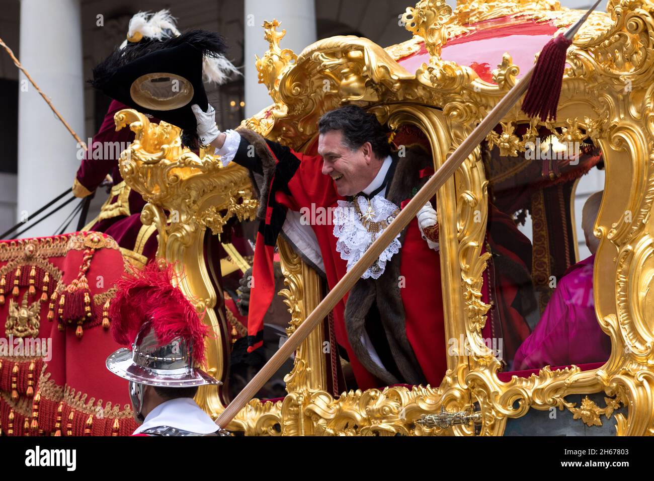 London, Großbritannien. November 2021. Der Bürgermeister der Stadt London, Alderman Vincent Keaveny, sah während der Parade seinen Hut aus der goldenen Kutsche schwenken.die Lord Mayor's Show stammt aus dem frühen 13. Jahrhundert, als König John der City of London unvorbereitet erlaubte, einen eigenen Bürgermeister zu ernennen. Jedes Jahr führt der neu gewählte Bürgermeister in einer goldenen Kutsche durch die Stadt, um der Krone Treue zu schwören. In diesem Jahr wurde Alderman Vincent Keaveny zum 693. Oberbürgermeister der City of London gewählt. Die Parade beginnt am Herrenhaus. (Foto von Belinda Jiao/SOPA Images/Sipa USA) Quelle: SIPA USA/Alamy Live News Stockfoto