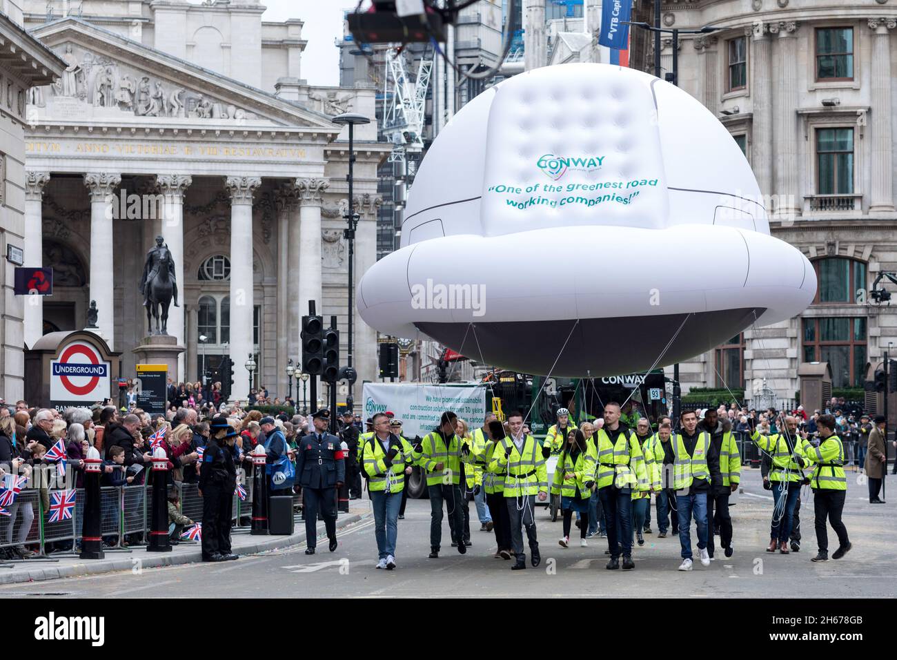London, Großbritannien. November 2021. Die Mitglieder von Conway sahen während der Parade mit dem großen Luftballon spazieren.die Lord Mayor's Show stammt aus dem frühen 13. Jahrhundert, als König John der City of London ohne Umwege erlaubte, einen eigenen Bürgermeister zu ernennen. Jedes Jahr führt der neu gewählte Bürgermeister in einer goldenen Kutsche durch die Stadt, um der Krone Treue zu schwören. In diesem Jahr wurde Alderman Vincent Keaveny zum 693. Oberbürgermeister der City of London gewählt. Die Parade beginnt am Herrenhaus. (Foto von Belinda Jiao/SOPA Images/Sipa USA) Quelle: SIPA USA/Alamy Live News Stockfoto