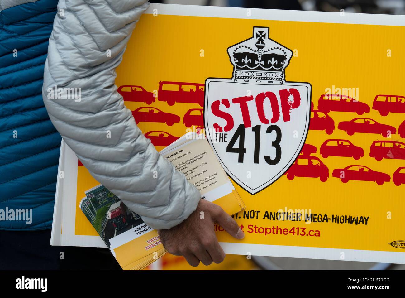 Der Protestierende hält ein Zeichen aus Protest gegen den von Ontario vorgeschlagenen Highway 413, Day of Action Stop 413 and Save the Greenbelt, November 13 2021 Stockfoto