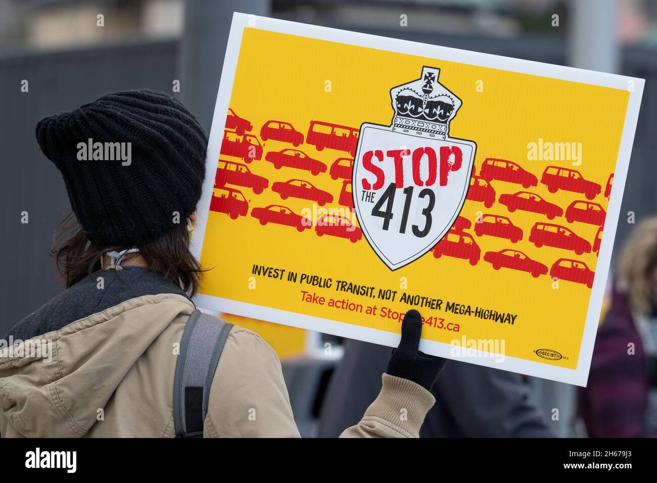 Der Protestierende hält ein Zeichen aus Protest gegen den von Ontario vorgeschlagenen Highway 413, Day of Action Stop 413 and Save the Greenbelt, November 13 2021 Stockfoto