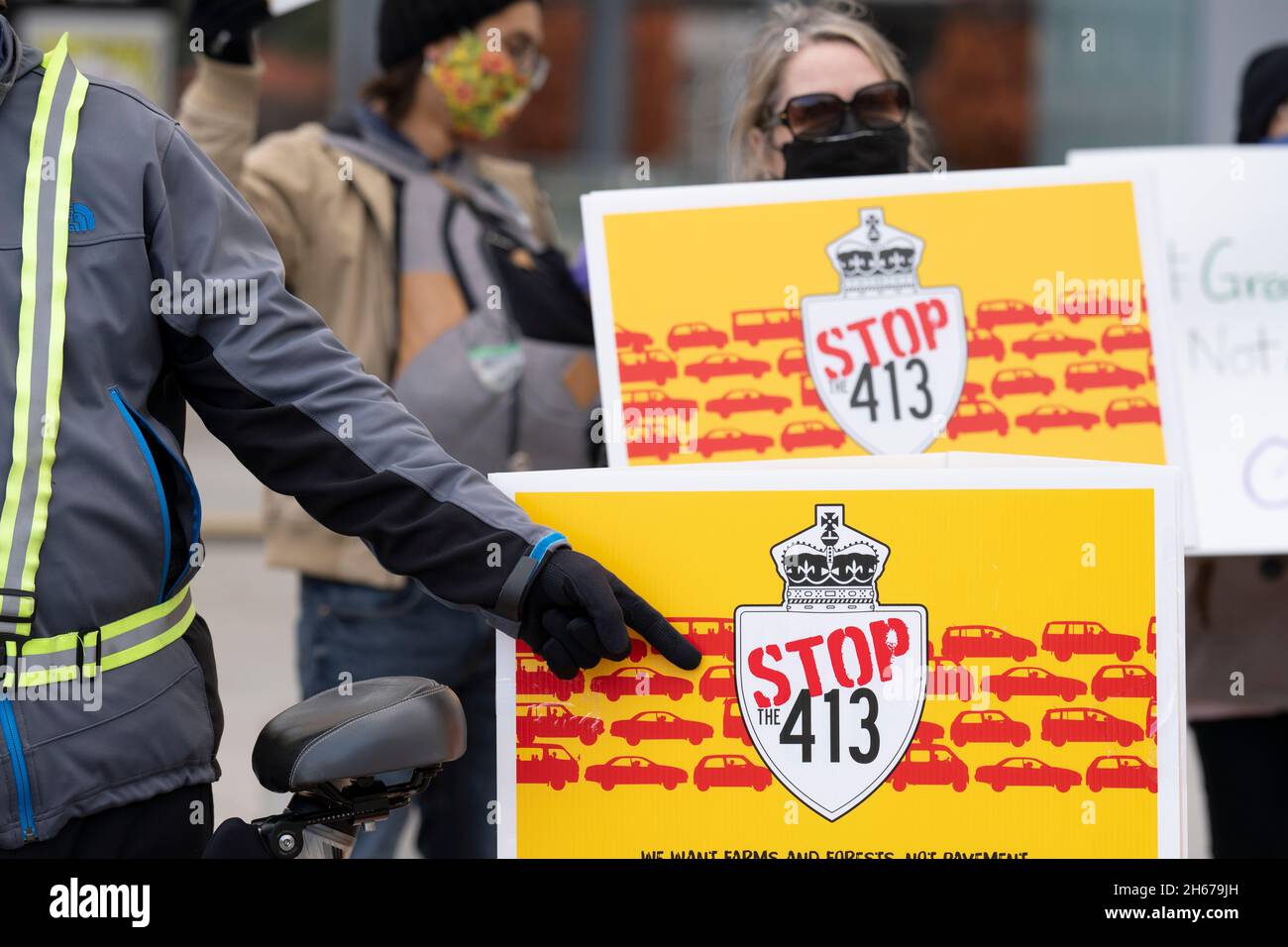 Menschen halten Schilder aus Protest gegen den von Ontario vorgeschlagenen Highway 413, Stop 413 und Save the Greenbelt, November 13 2021 Stockfoto