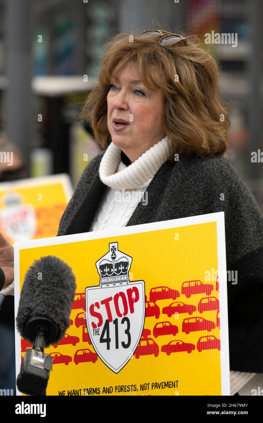 Ratsmitglied Carolyn Parrish von Mississauga hält ein Zeichen aus Protest gegen den von Ontario vorgeschlagenen Highway 413, Stopp 413, November 13 2021 Stockfoto