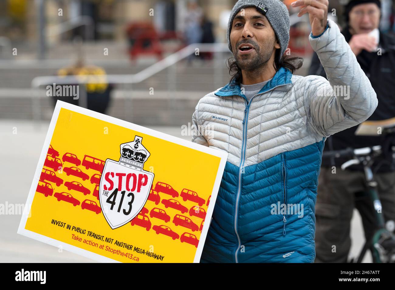 Rahul Mehta, Organisator der Kundgebung des Aktionstages in Mississauga, hält ein Zeichen aus Protest gegen den vom 413. November in Ontario vorgeschlagenen Highway 413, Stopp 13 2021 Stockfoto