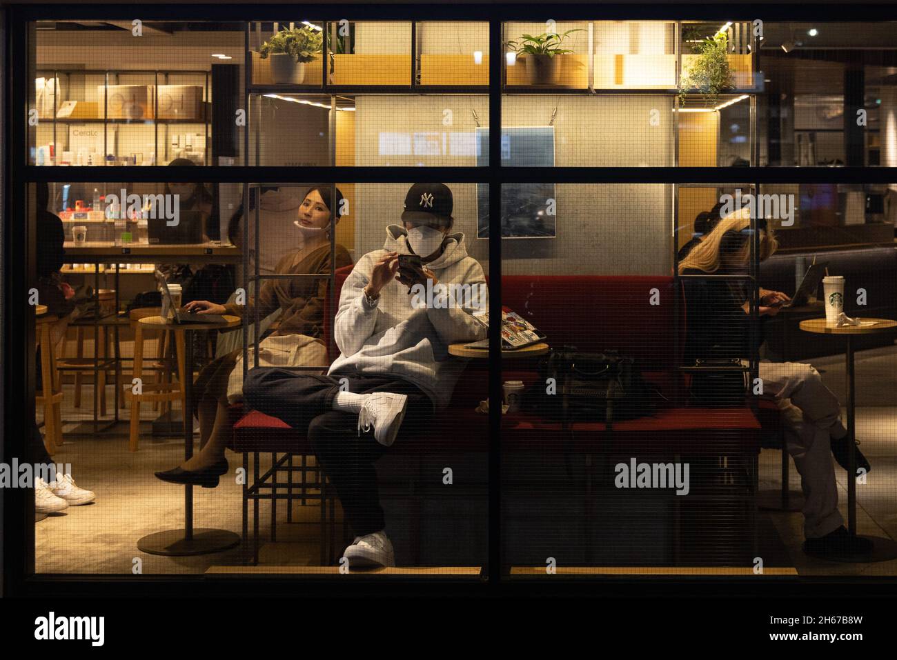 Tokio, Japan. Oktober 2021. Die Kunden sahen Gesichtsmasken in einem Café in Naka-Meguro, Tokio. (Bild: © Stanislav Kogiku/SOPA Images via ZUMA Press Wire) Stockfoto