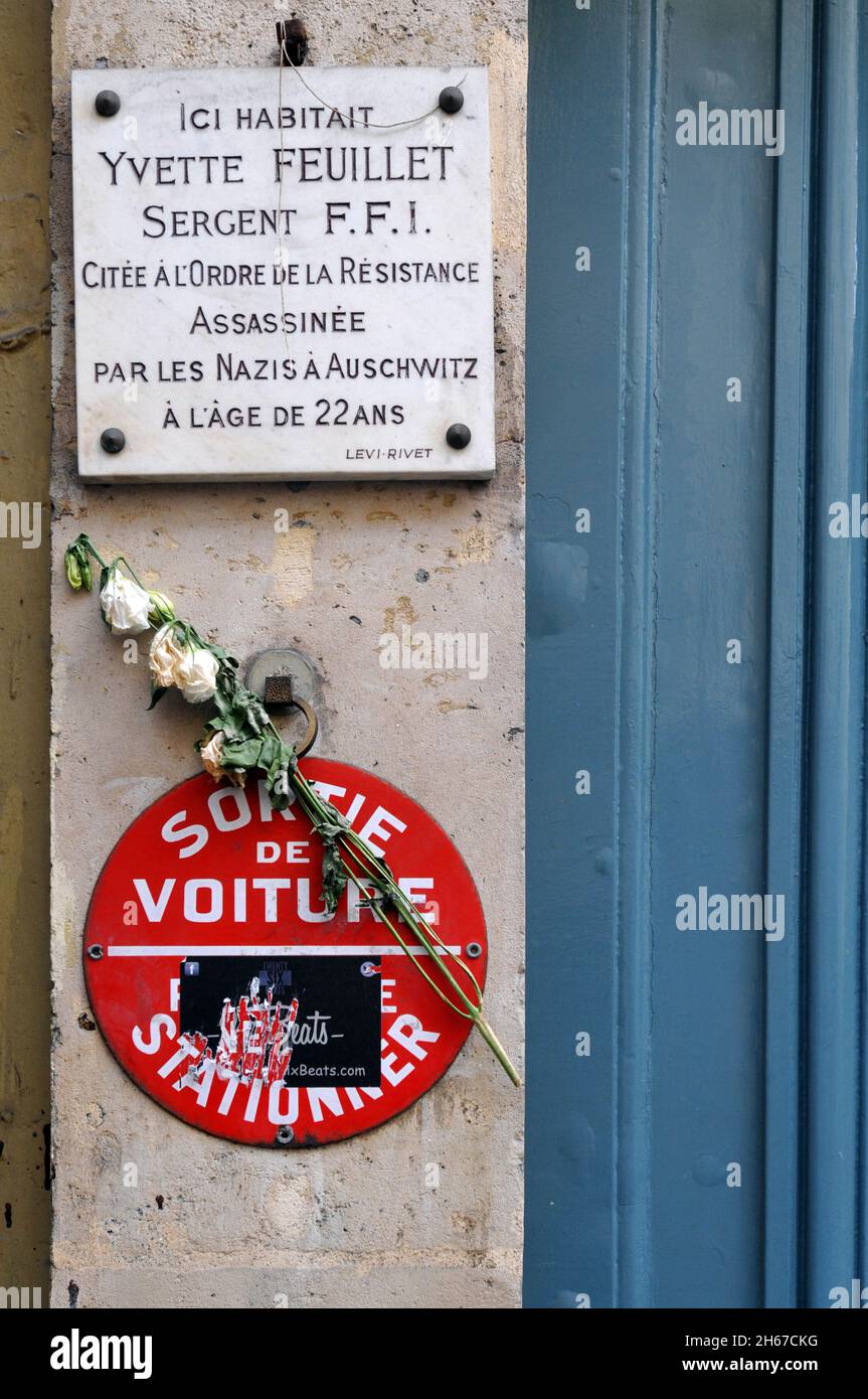 Eine Gedenktafel markiert die Pariser Residenz von Yvette Feuillet, einem Mitglied des französischen Widerstands im Zweiten Weltkrieg, der von den Nazis getötet wurde. Stockfoto