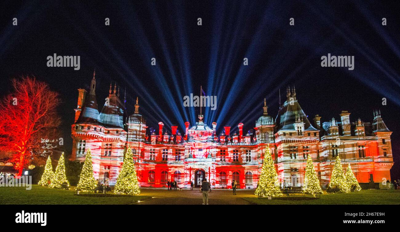 Waddesdon, Buckinghamshire, 13. November 2021 Weihnachten in Waddesdon ist im 19. Jahr mehr als 100,000 Lichterfeen verwendet wurden, um es zu schmücken. Zu den Highlights der preisgekrönten Weihnachts-Extravaganz im Waddesdon, dem Rothschild House & Gardens in Buckinghamshire, gehört eine Lichtprojektion, die auf die façade des Manors, Paul Quezada-Neiman/Alamy Live News, projiziert wird Stockfoto
