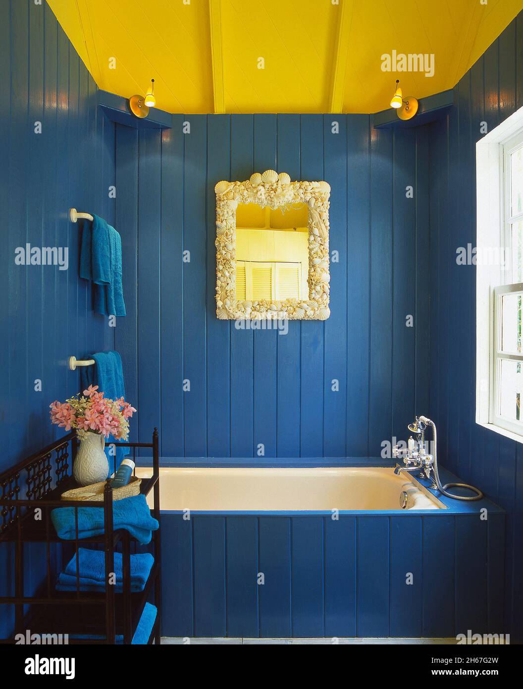 Blau-gelbes Badezimmer in einer privaten Villa auf der Insel St. KIits in der Karibik Westindien Stockfoto