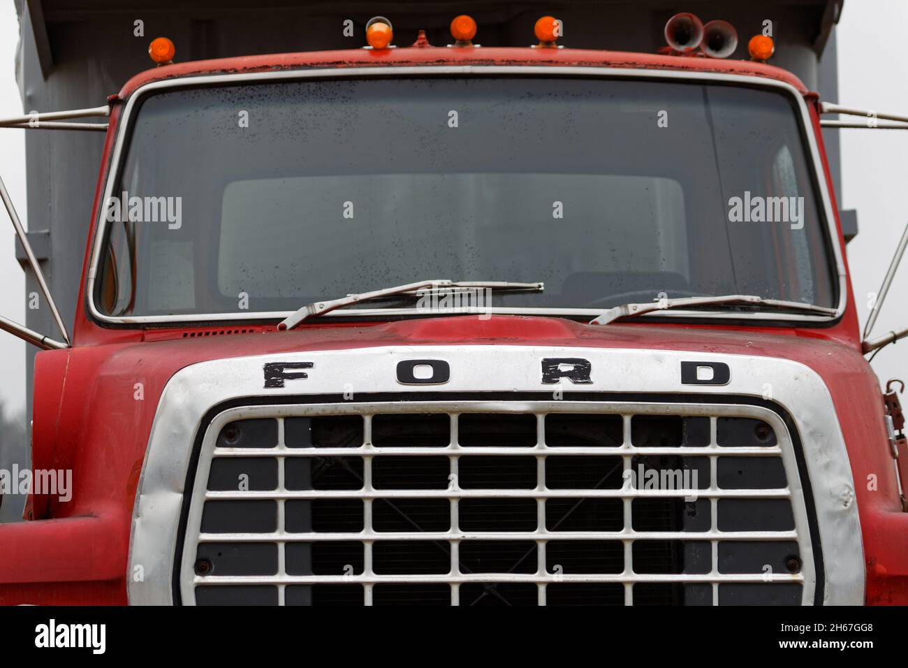 Ford-Logo auf dem Grill eines Louisville-Trucks. Quebec, Kanada Stockfoto