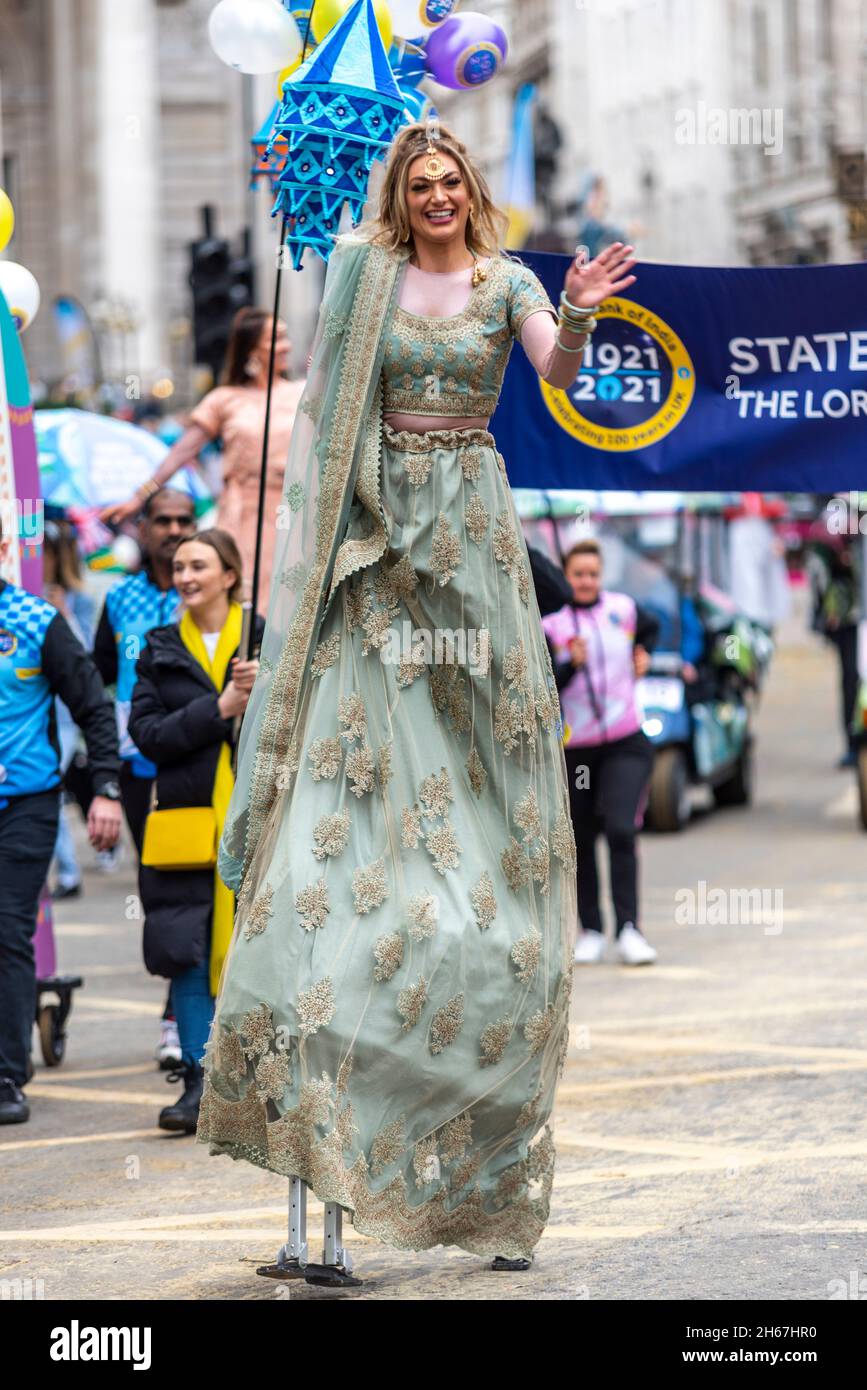 State Bank of India Festwagen bei der Lord Mayor's Show, Parade, Prozession entlang Geflügel, in der Nähe des Mansion House, London, Großbritannien. Stelzenläufer in Kostüm Stockfoto