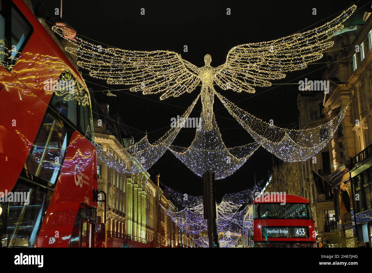 London, Großbritannien. November 2021. Engelsförmige Weihnachtsdekorationen in der Regent Street in London, England Credit: Paul Brown/Alamy Live News Stockfoto