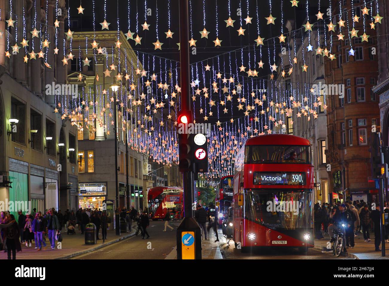 London, Großbritannien. November 2021. Sternförmige Weihnachtsdekorationen in der Oxford Street in London, England Credit: Paul Brown/Alamy Live News Stockfoto