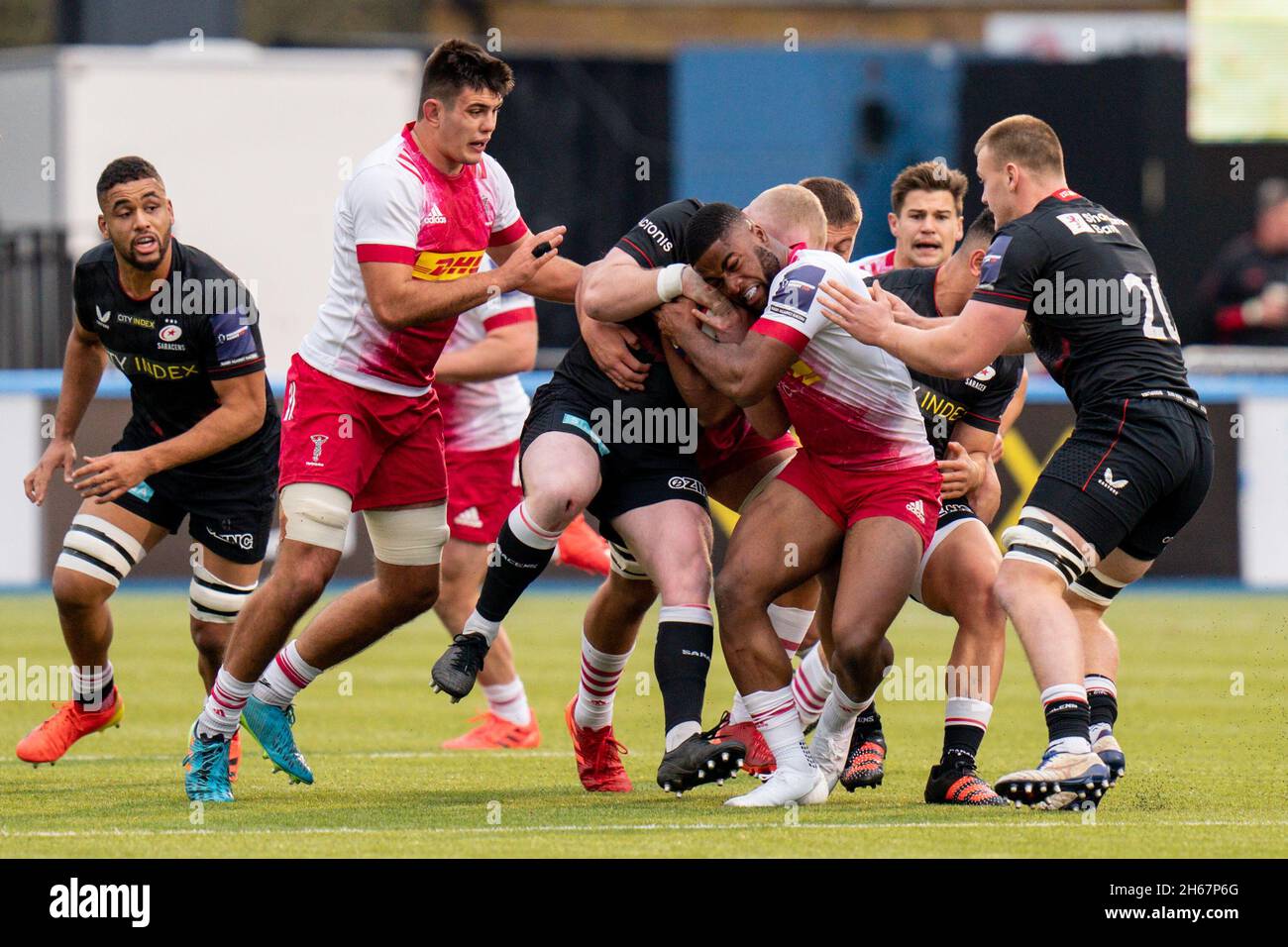 London, Großbritannien. November 2021. Lennox Anyanwu #12 von Harlequins ringt am 11/13/2021 mit Ethan Lewis #2 von Saracens in London, Großbritannien. (Foto von Richard Washbrooke/News Images/Sipa USA) Quelle: SIPA USA/Alamy Live News Stockfoto