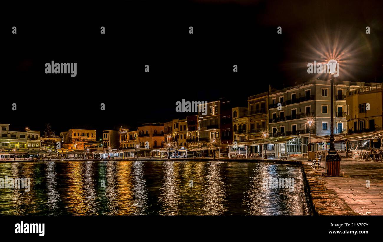 Nachtlandschaft im venezianischen Hafen von Chania mit reflektierenden Lichtern im Wasser, Chania, Kreta, Griechenland, Oktober 13, 2021 Stockfoto
