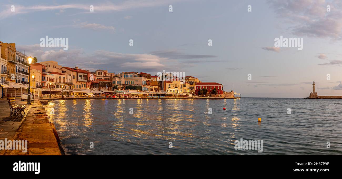 Sonnenaufgang in der goldenen Stunde am venezianischen Hafen von Chania mit Blick auf die Bucht und den Leuchtturm, Kreta, Griechenland, 13. Oktober 2021 Stockfoto