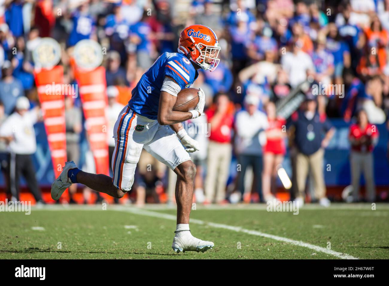 13. November 2021: Der Florida Gators Wide Receiver Xzavier Henderson (3) gibt während des NCAA-Fußballspiels zwischen den Samford Bulldogs und den Florida Gators im Ben Hill Griffin Stadium Gainesville, FL, einen Startschuss zurück. Jonathan Huff/CSM. Stockfoto