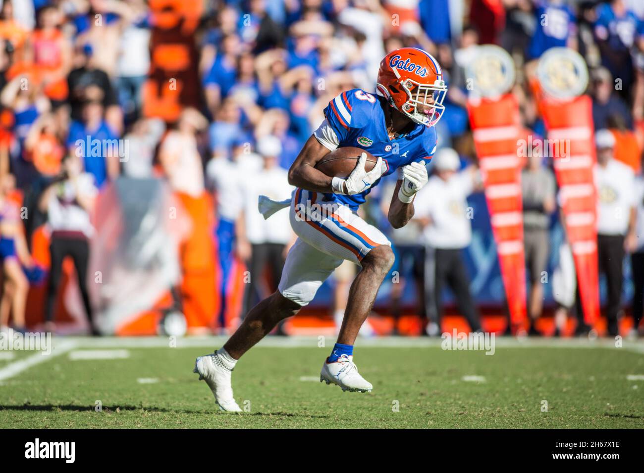 13. November 2021: Der Florida Gators Wide Receiver Xzavier Henderson (3) gibt während des NCAA-Fußballspiels zwischen den Samford Bulldogs und den Florida Gators im Ben Hill Griffin Stadium Gainesville, FL, einen Startschuss zurück. Jonathan Huff/CSM. Stockfoto