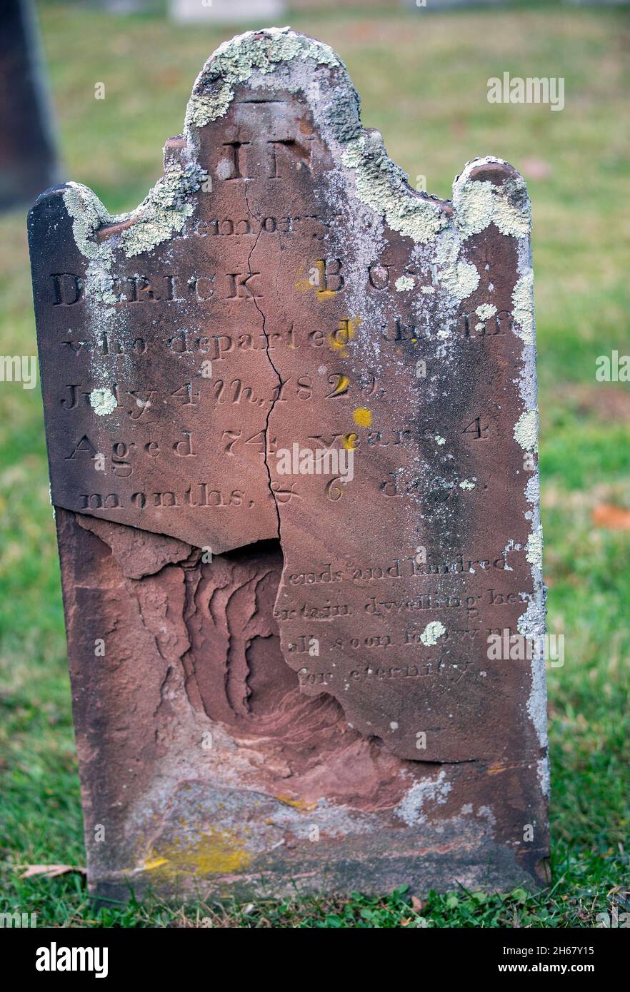 Alter Grabstein auf dem Friedhof der Old Stone Church im Upper Saddle River, NJ Stockfoto