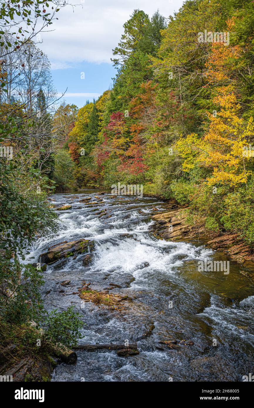 Herbstfarbe bei den Soquee Falls (oder Soque Falls), von Mark of the Potter in den North Georgia Mountains in der Nähe von Clarkesville, Georgia. (USA) Stockfoto