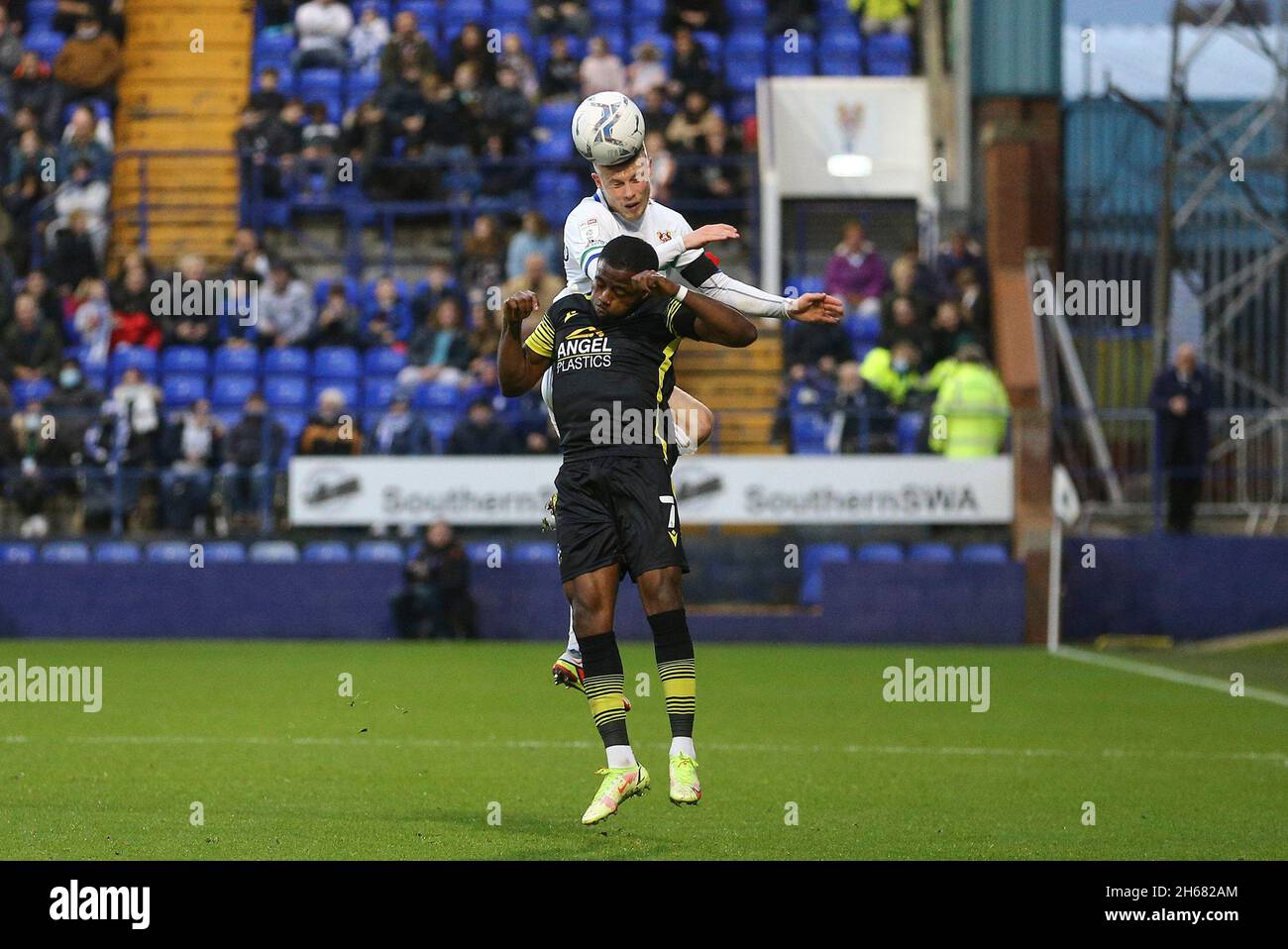 Birkenhead, Großbritannien. November 2021. Calum MacDonald von Tranmere Rovers springt über David Ajiboye von Sutton United. EFL Skybet Football League Two Match, Tranmere Rovers gegen Sutton United am Samstag, 13. November 2021, im Prenton Park, Birkenhead, Wirral. Dieses Bild darf nur für redaktionelle Zwecke verwendet werden. Nur zur redaktionellen Verwendung, Lizenz für kommerzielle Nutzung erforderlich. Keine Verwendung bei Wetten, Spielen oder Veröffentlichungen in einem Club/einer Liga/einem Spieler.PIC von Chris Stading/Andrew Orchard Sports Photography/Alamy Live News Credit: Andrew Orchard Sports Photography/Alamy Live News Stockfoto