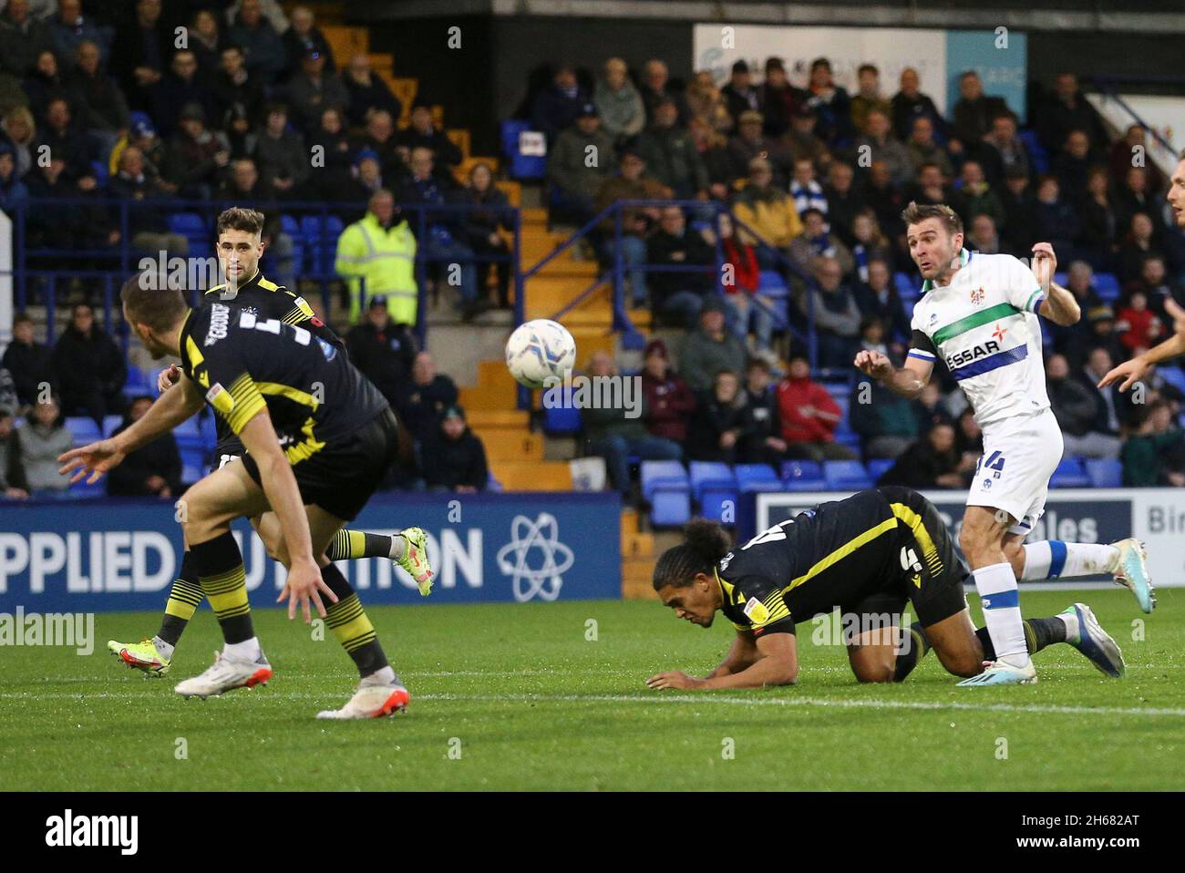 Birkenhead, Großbritannien. November 2021. Callum McManaman von Tranmere Rovers (r) schießt, sieht aber seine Bemühungen blockiert. EFL Skybet Football League Two Match, Tranmere Rovers gegen Sutton United am Samstag, 13. November 2021, im Prenton Park, Birkenhead, Wirral. Dieses Bild darf nur für redaktionelle Zwecke verwendet werden. Nur zur redaktionellen Verwendung, Lizenz für kommerzielle Nutzung erforderlich. Keine Verwendung bei Wetten, Spielen oder Veröffentlichungen in einem Club/einer Liga/einem Spieler.PIC von Chris Stading/Andrew Orchard Sports Photography/Alamy Live News Credit: Andrew Orchard Sports Photography/Alamy Live News Stockfoto