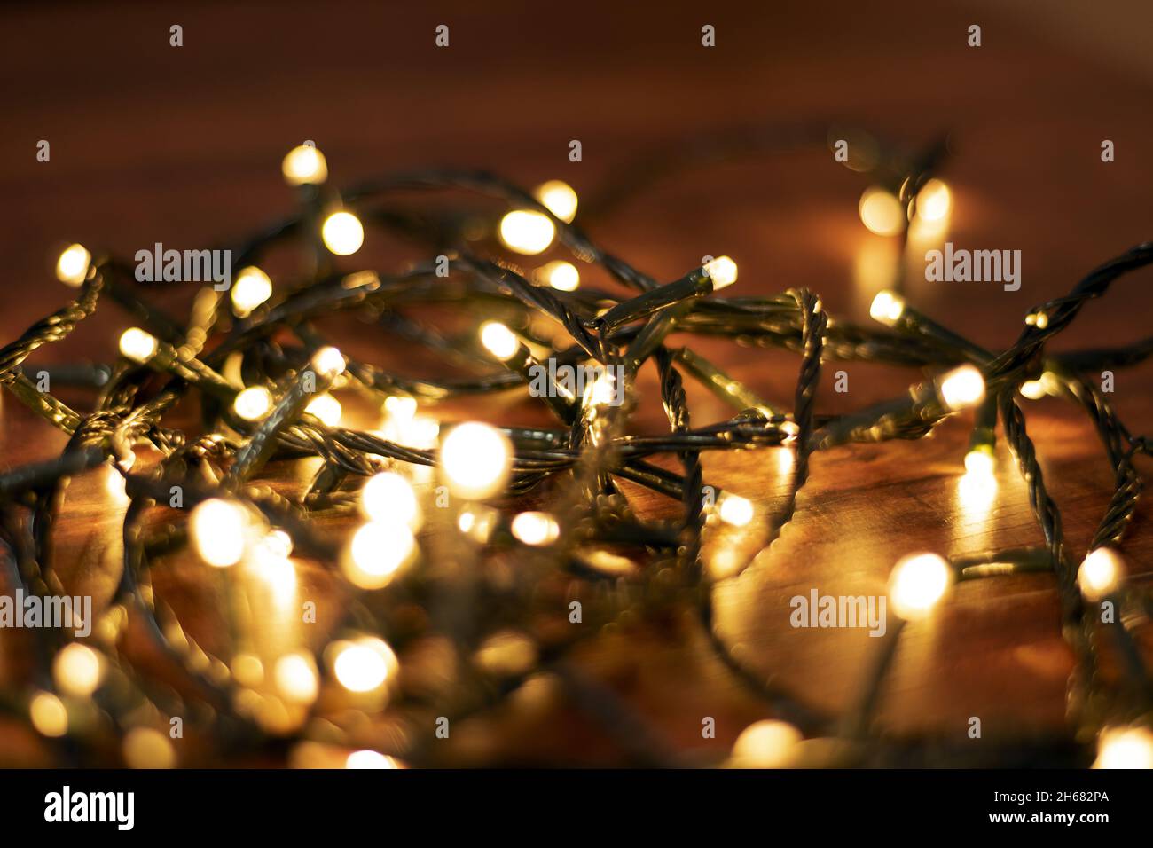 luces navideñas sobre madera Café Stockfoto