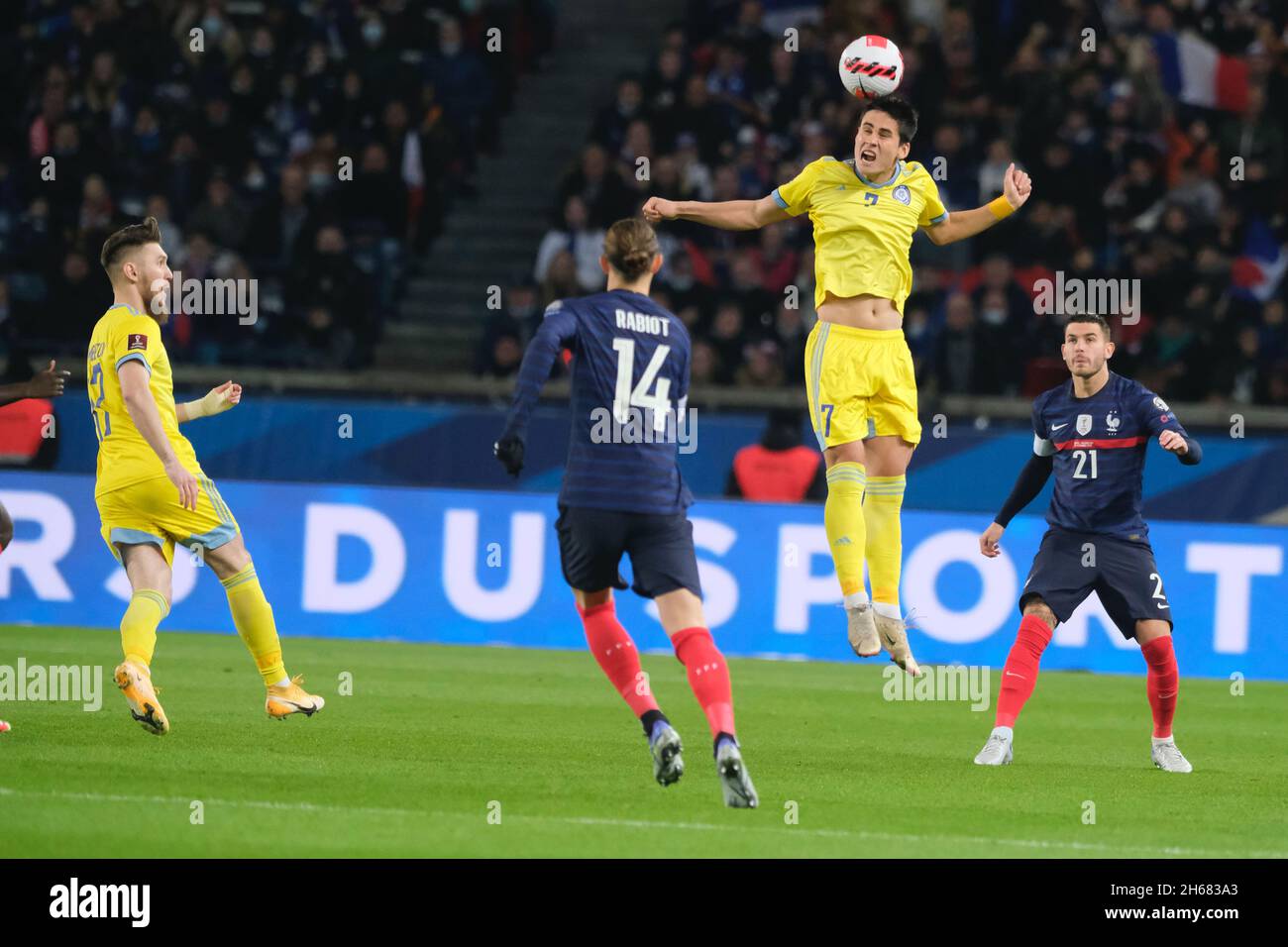 Paris, Frankreich. November 2021. ORALKHAN OMIRTAYEV vor dem Kazakhstan Team während des Qualifikationsspiel der FIFA-Weltmeisterschaft 2022 zwischen Frankreich und Kasachstan im Stade de France gewann Frankreich 8:0 (Bildquelle: © Pierre Stevenin/ZUMA Press Wire) Stockfoto