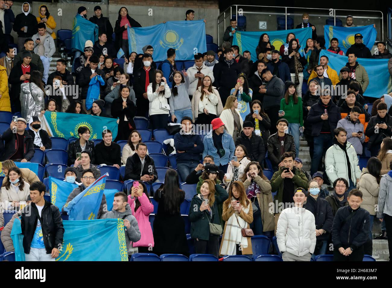 Paris, Frankreich. November 2021. Die Fans des Kazakhstan-Teams beim Qualifikationsspiel der FIFA-Weltmeisterschaft 2022 zwischen Frankreich und Kasachstan im Stade de France gewann Frankreich 8:0 (Bildquelle: © Pierre Stevenin/ZUMA Press Wire) Stockfoto