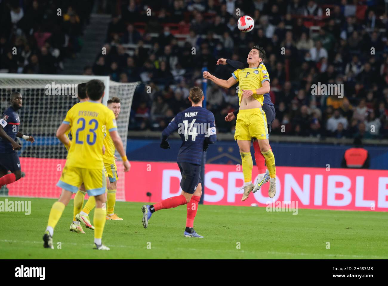 Paris, Frankreich. November 2021. ORALKHAN OMIRTAYEV vor dem französischen Team beim Qualifikationsspiel der FIFA-Weltmeisterschaft 2022 zwischen Frankreich und Kasachstan im Stade de France gewann Frankreich 8:0 (Bildquelle: © Pierre Stevenin/ZUMA Press Wire) Stockfoto