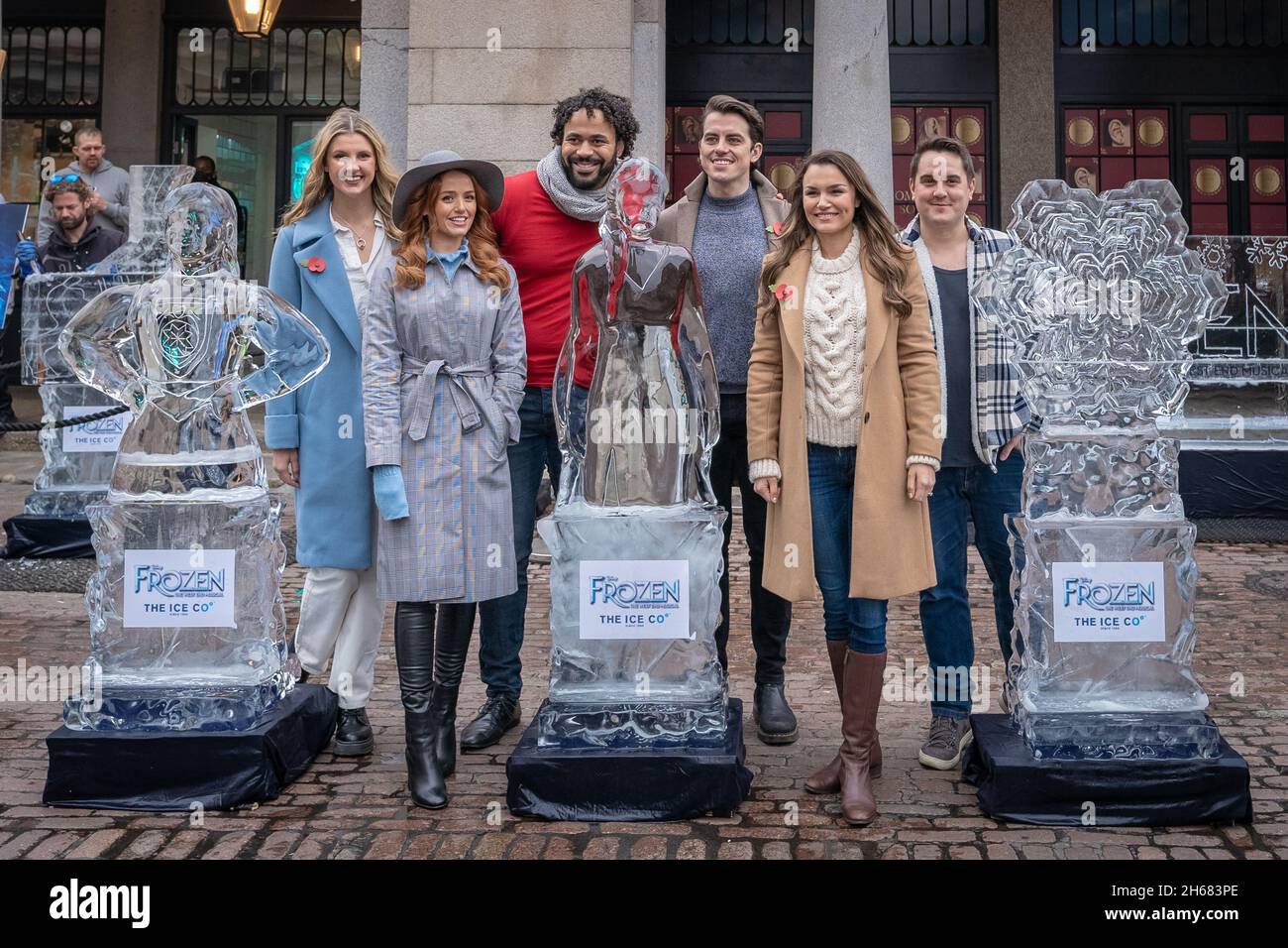 Darsteller des West End-Theaters Disney-Produktion: ‘Frozen: The Musical’ Treffen Sie sich in Covent Garden. London, Großbritannien. Stockfoto