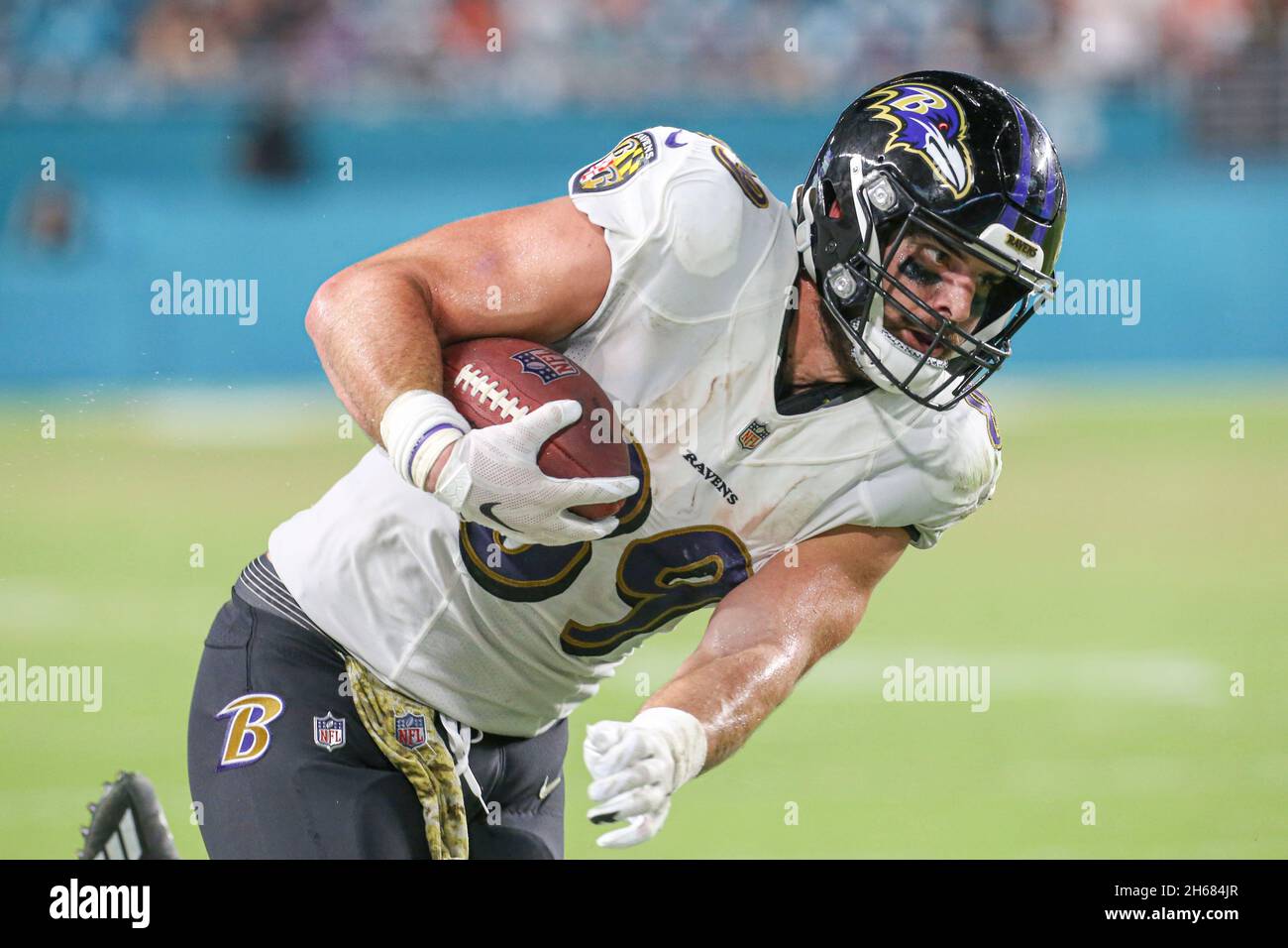 Donnerstag, 11. November 2021; Miami Gardens, FL USA; Baltimore Ravens Tight End Mark Andrews (89) läuft mit dem Ball während eines NFL-Spiels gegen den Mi Stockfoto