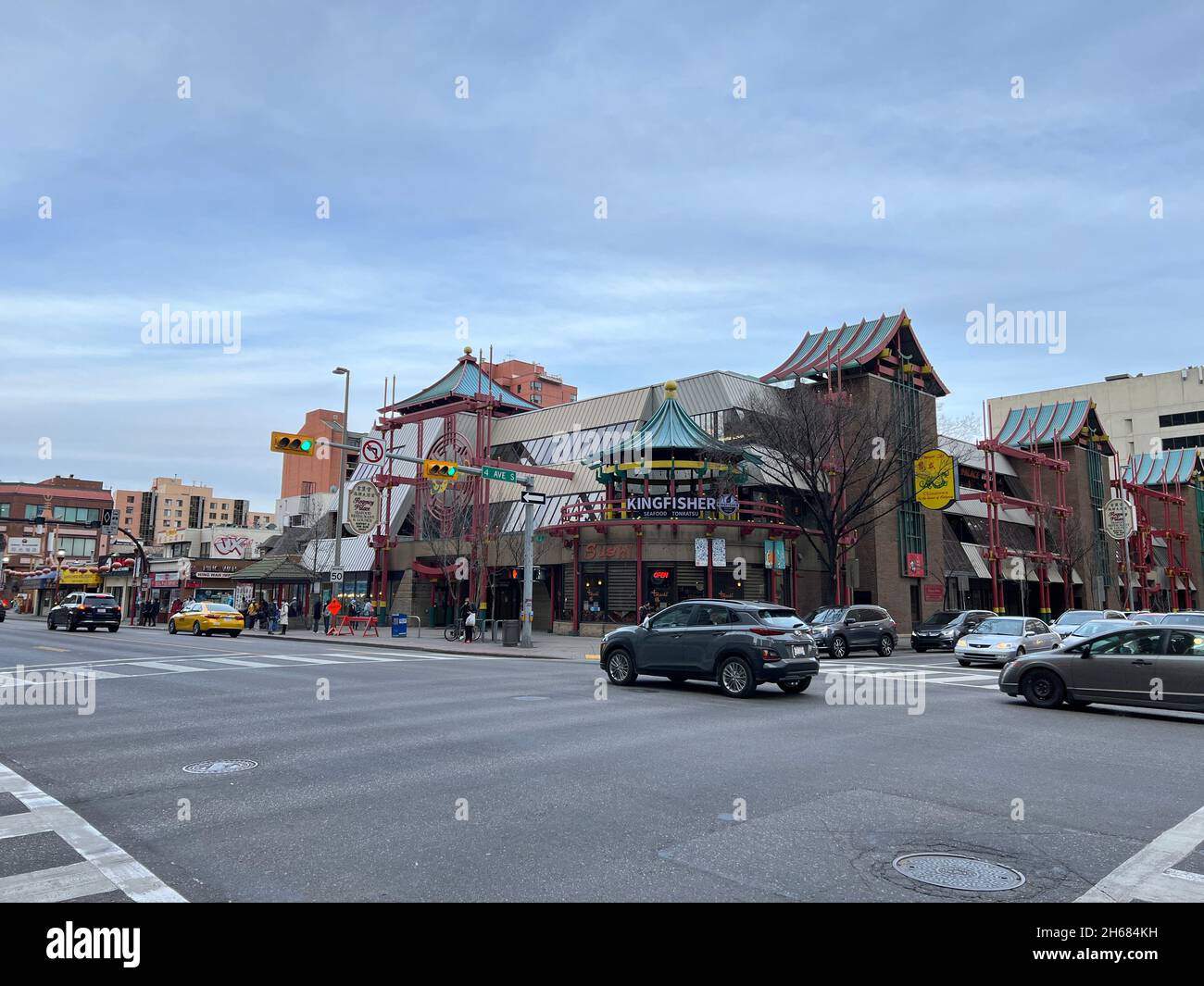 Calgary, Alberta, Kanada - 13. November 2021: Blick auf die Straße von Calgary Chinatown. Gelegen an der Center Street am Bow River, Chinatown. Stockfoto