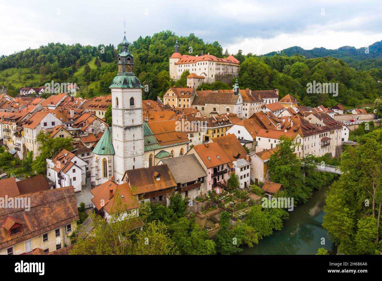 Mittelalterliche Burg in der Altstadt von Skofja Loka, Slowenien. Stockfoto