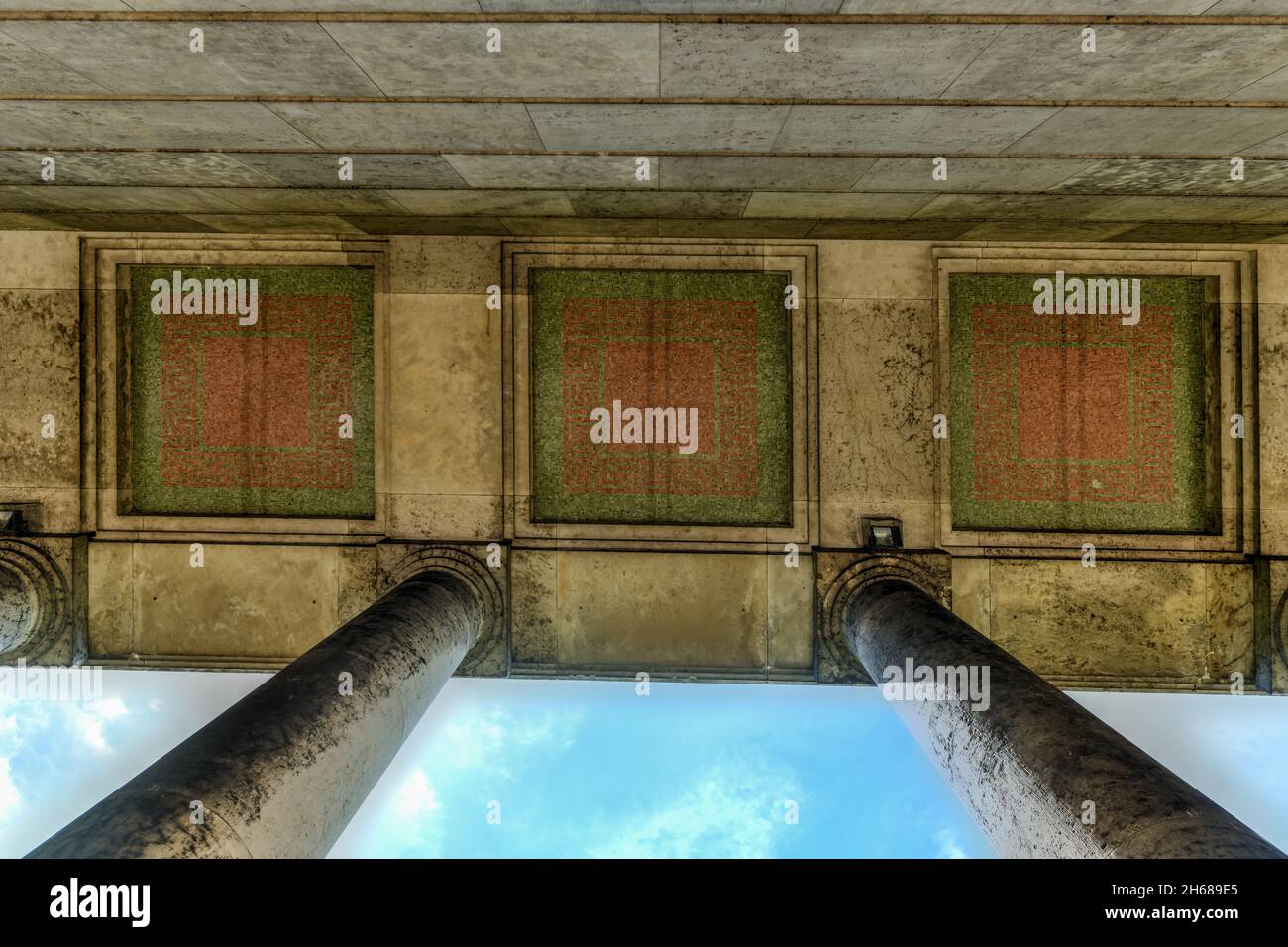 München, Deutschland - 6. Juli 2021: Kolumnen im Haus der Kunst Kunstmuseum in München, Bayern, Deutschland Stockfoto
