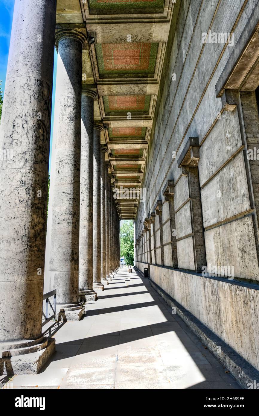 München, Deutschland - 6. Juli 2021: Kolumnen im Haus der Kunst Kunstmuseum in München, Bayern, Deutschland Stockfoto
