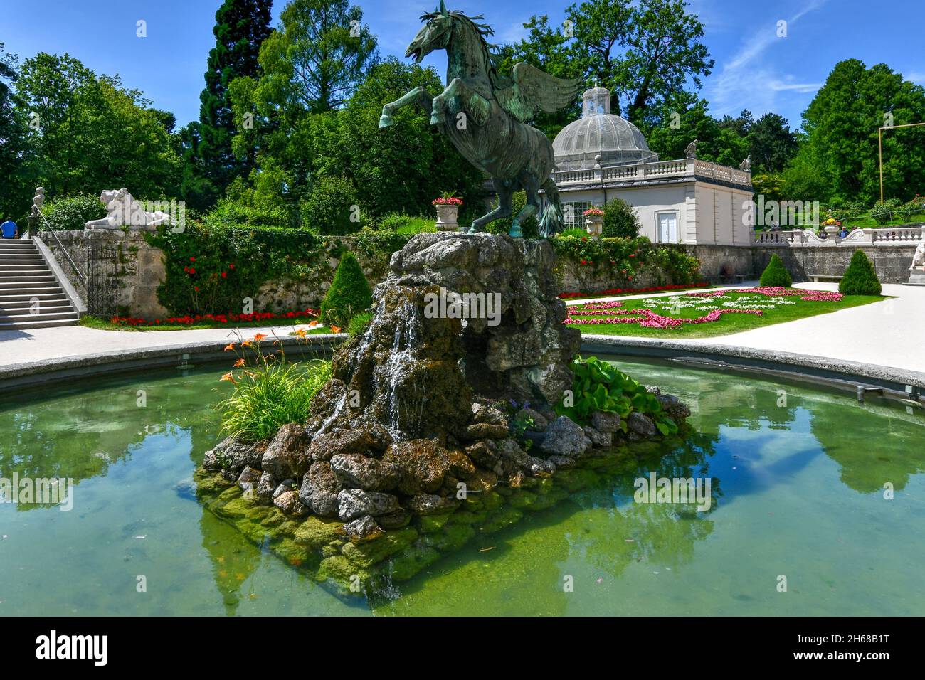 Pegasus-Brunnen (1913) oder Pegasusbrunnen im Schlossgarten Mirabell, Salzburg, Österreich. Stockfoto