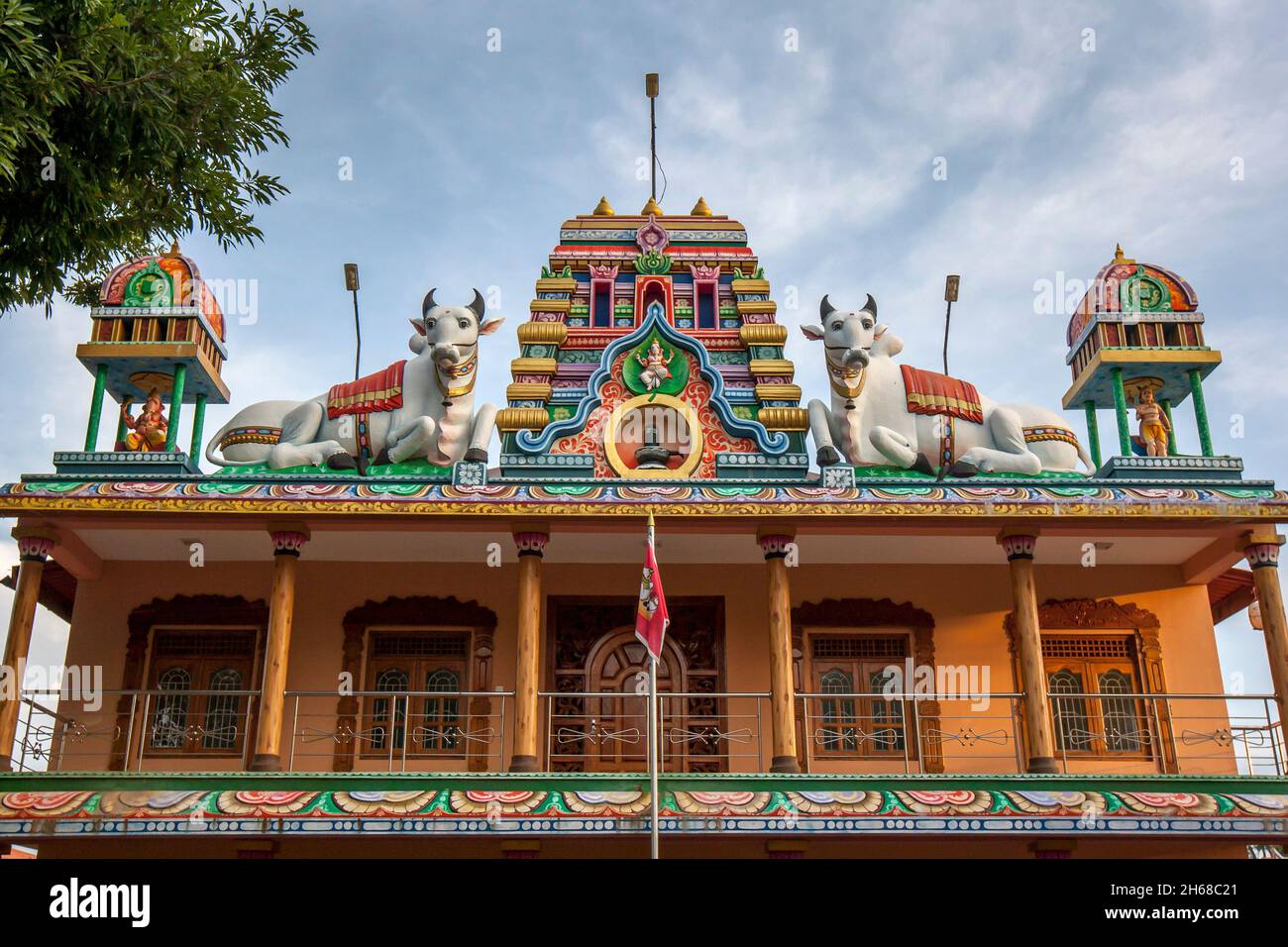 Die schöne hinduistische Fassade der Sivapoomi Pilger ruht in Keerimalai in der Jaffna Region im Norden Sri Lankas. Stockfoto