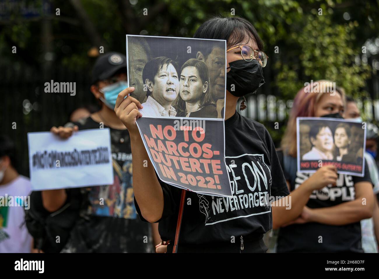 14. November 2021: Philippinische Aktivisten tragen während eines Protestes vor der Menschenrechtskommission in Quezon City, Metro Manila, Philippinen, Schilder gegen Regierungsbeamte, die ihre Kandidatur bei den nationalen Wahlen 2022 eingereicht haben. 14. November 2021. Die Tochter des philippinischen Präsidenten Rodrigo Duterte reichte am Samstag Papiere ein, um bei den Parlamentswahlen 2022 für den Vizepräsidenten zu kandidieren, was die Spekulationen beendete, dass sie das höchste Amt des Landes anstreben würde, aber den Sohn eines langjährigen Diktators dazu veranlasste, sie als potenzielle Laufgefährtin anzunehmen. (Bild: © Basilio Sepe/ZUMA Pre Stockfoto