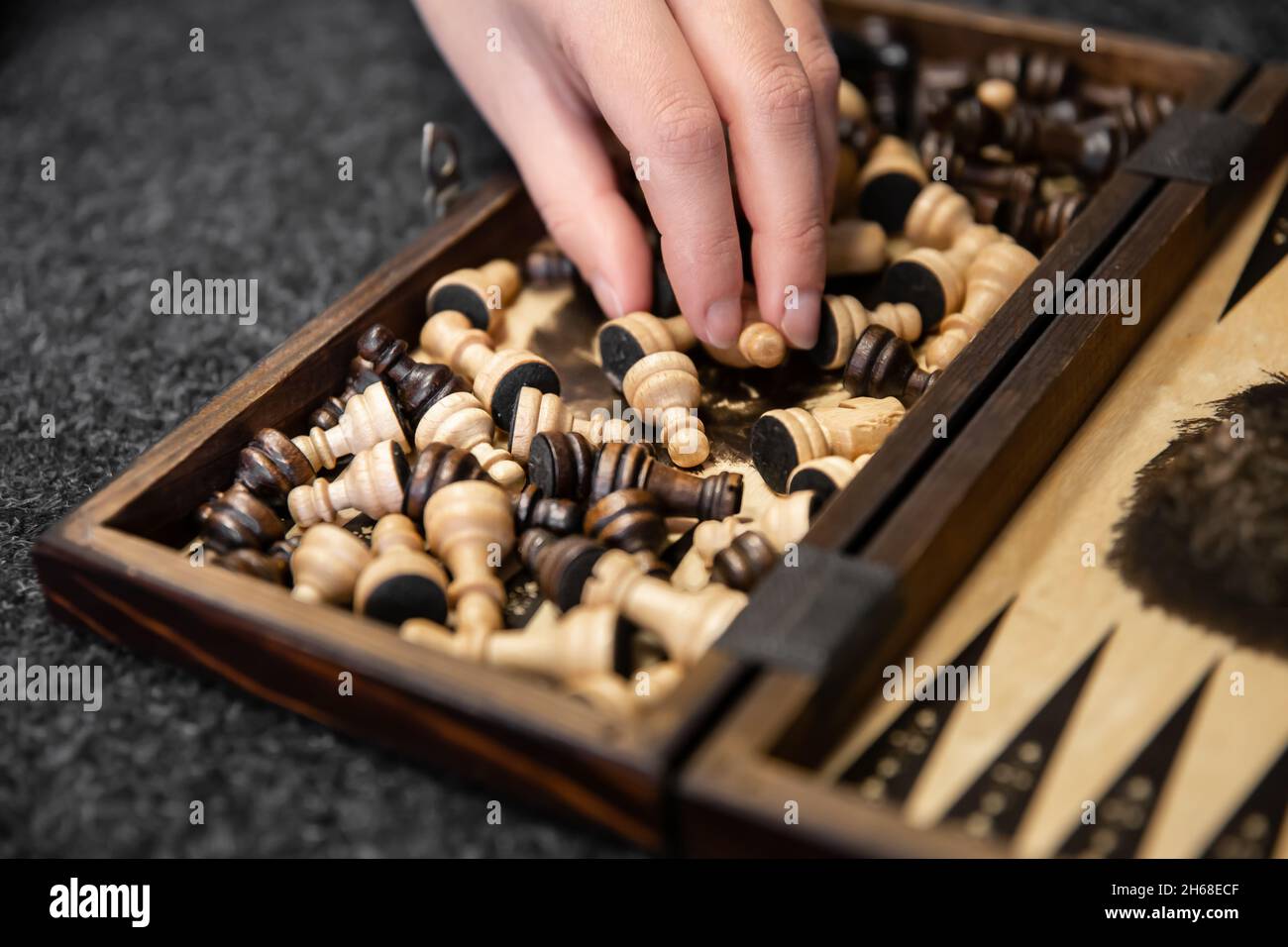 Holzkiste mit alten Schachfiguren, Nahaufnahme. Stockfoto