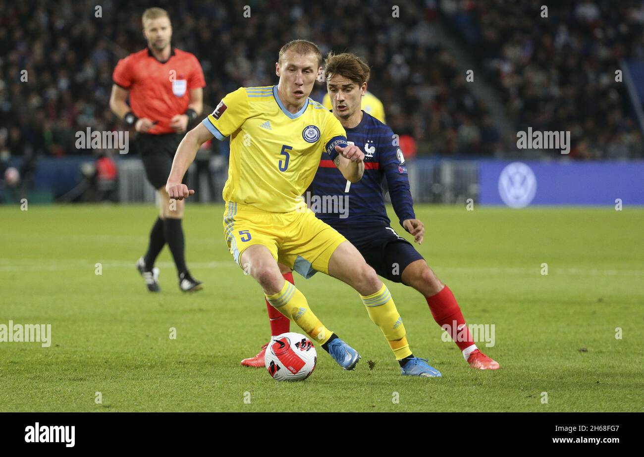 Islambek Kuat aus Kasachstan, Antoine Griezmann aus Frankreich während der FIFA Weltmeisterschaft 2022, Qualifikationsspiel der Gruppe D zwischen Frankreich und Kasachstan am 13. November 2021 im Parc des Princes, Paris, Frankreich - Foto: Jean Catuffe/DPPI/LiveMedia Stockfoto