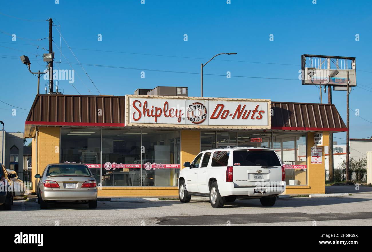 Houston, Texas USA 11-12-2021: Shipley Do-Nuts Gebäude außen und Parkplatz in Houston, TX. Südamerikanische Donut- und Kaffeehauskette. Stockfoto
