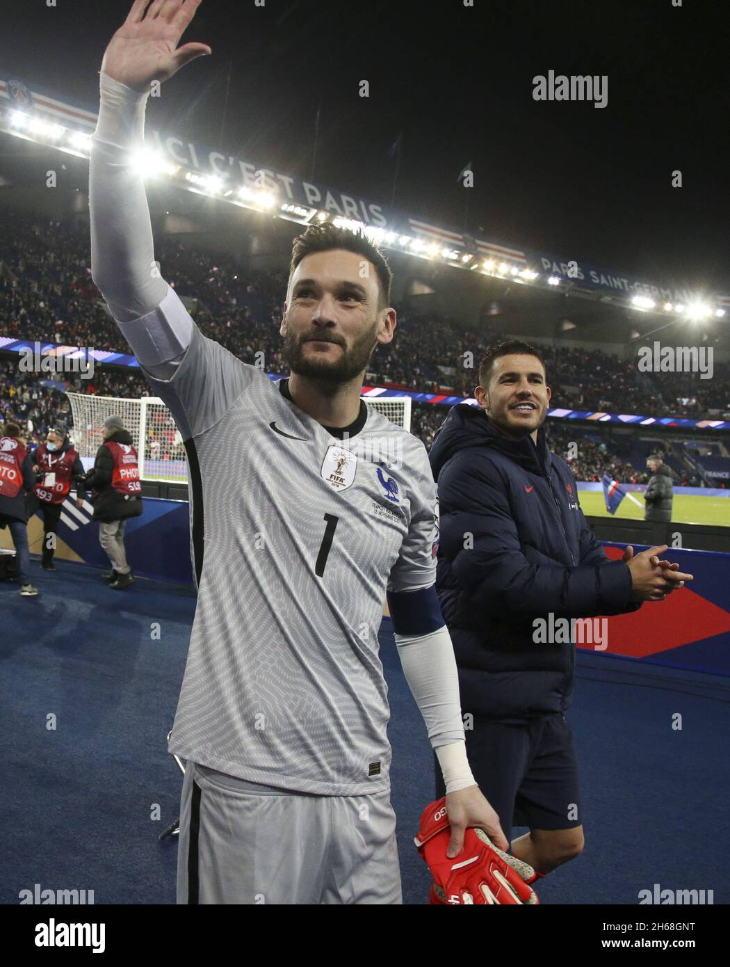 Torhüter Frankreichs Hugo Lloris, Lucas Hernandez feiern den Sieg und die Qualifikation für die Weltmeisterschaft in Katar nach der FIFA Weltmeisterschaft 2022, Qualifikationsspiel der Gruppe D zwischen Frankreich und Kasachstan am 13. November 2021 im Parc des Princes, Paris, Frankreich - Foto: Jean Catuffe/DPPI/LiveMedia Stockfoto