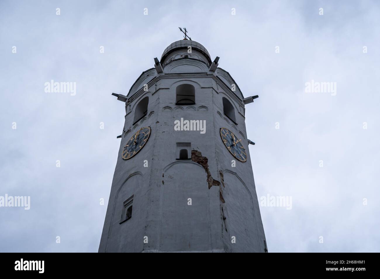 Antiker Glockenturm gegen den Himmel im Kreml von Nowgorod. Weliki Nowgorod, Russland. Stockfoto